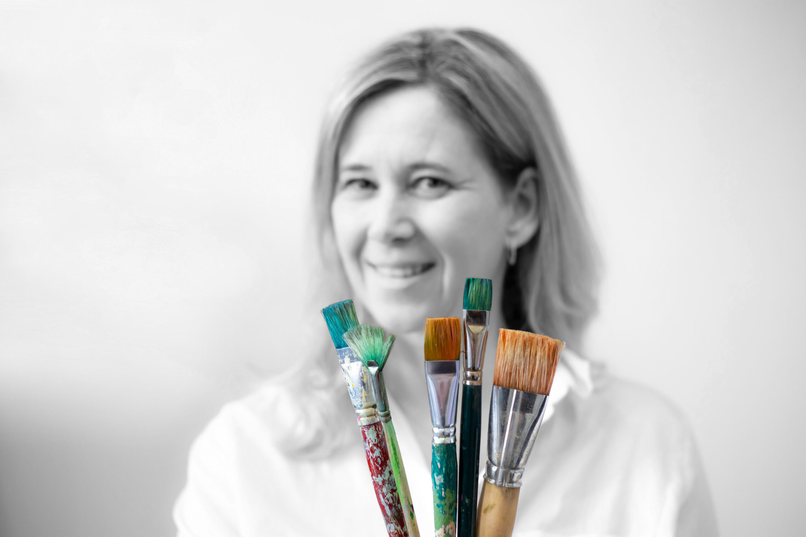 Karin Greife mit Pinseln