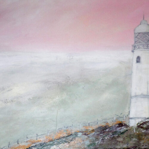 Das Bild zeigt einen weißen Leuchtturm an einem unbestimmten Ort an der Nordsee in leichtem Morgennebel mit rosarotem Himmel, weißem Horizont, und kieselgrauem Wattenmeer mit hellgelben Akzenten. Er steht am Rande eines Steinhügels in den Farben Olivgrün, Braun und Ocker, am Strand entlang führt ein Zaun und zu dem Leuchtturm ein kleiner Weg. Romantisch-verträumte Szenerie.