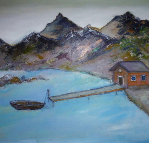 Kunstdruck Kleines Haus in ruhiger Atmosphäre an einem See mit Steg und Boot, umgeben von Bergen,